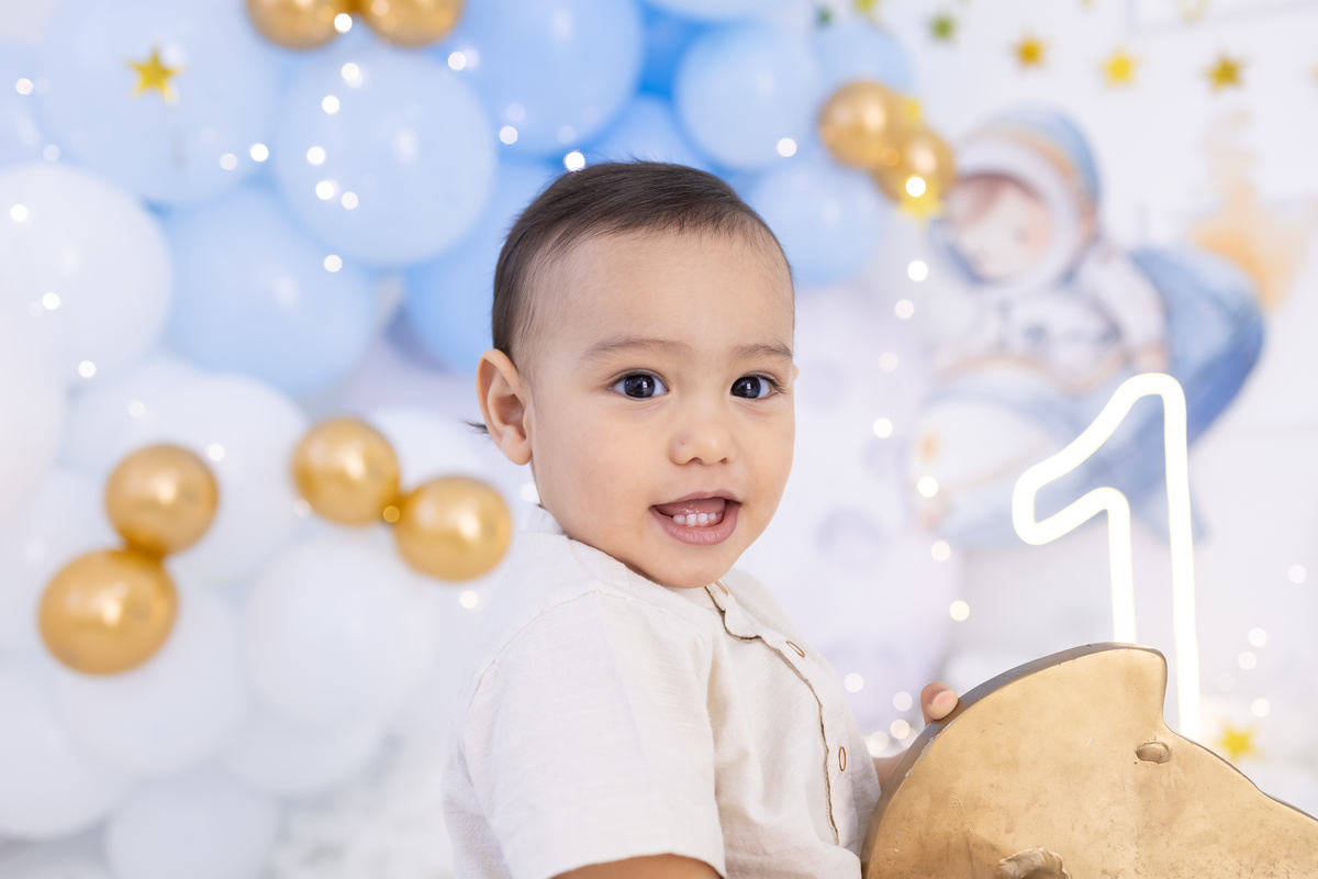 smash the cake sem bolo - Tema astronauta. Fotografo em londrina especializado em ensaios de bebês e sessão smash.
