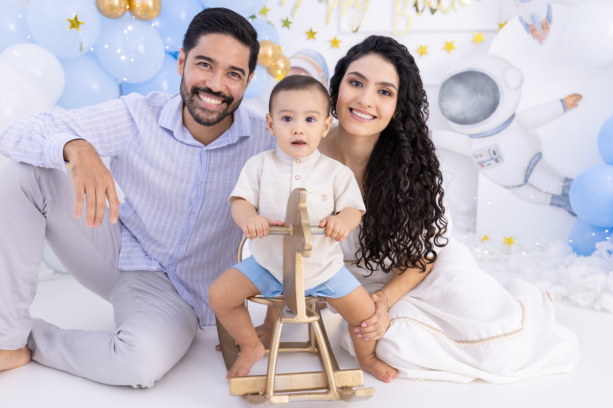 smash the cake sem bolo - Tema astronauta. Fotografo em londrina especializado em ensaios de bebês e sessão smash.
