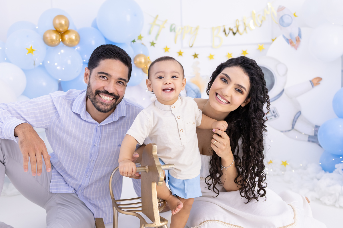 smash the cake sem bolo - Tema astronauta. Fotografo em londrina especializado em ensaios de bebês e sessão smash.