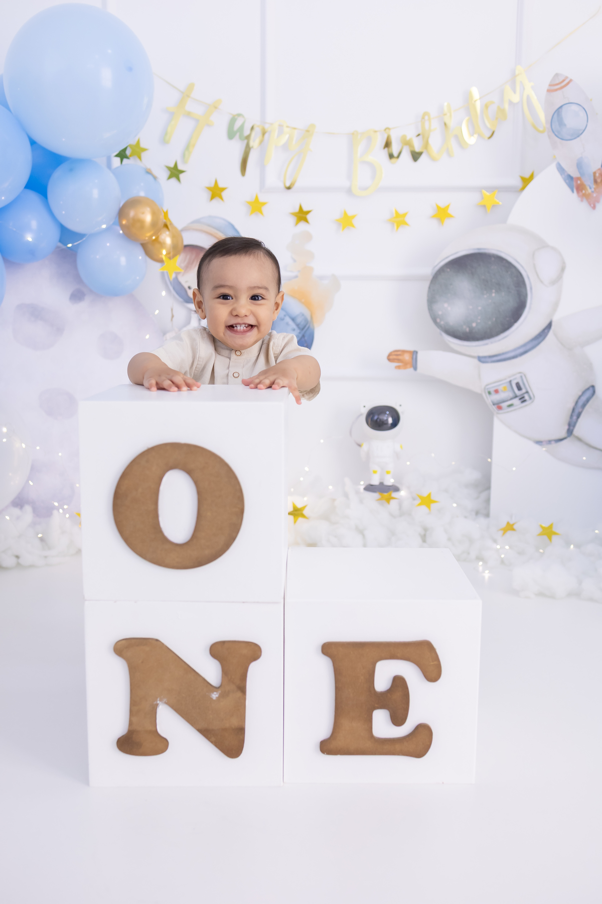 smash the cake sem bolo - Tema astronauta. Fotografo em londrina especializado em ensaios de bebês e sessão smash.