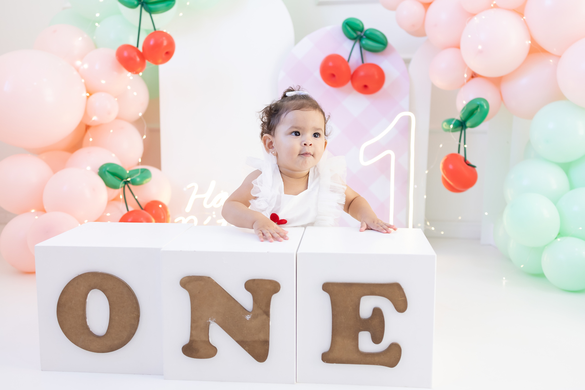 Ensaio smash the cake tema cerejinha - Fotografo em Londrina especializado em ensaios de aniversario e smash com bebês de 1 ano.