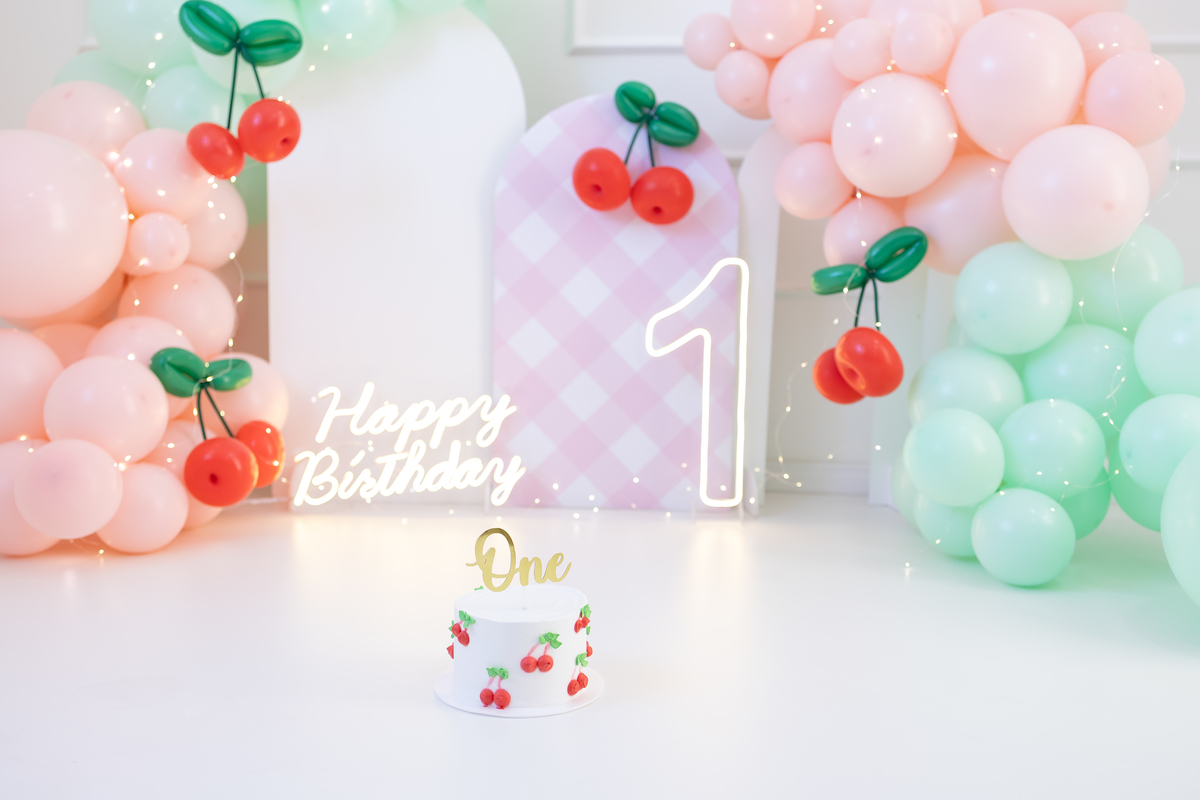 Ensaio smash the cake tema cerejinha - Fotografo em Londrina especializado em ensaios de aniversario e smash com bebês de 1 ano.