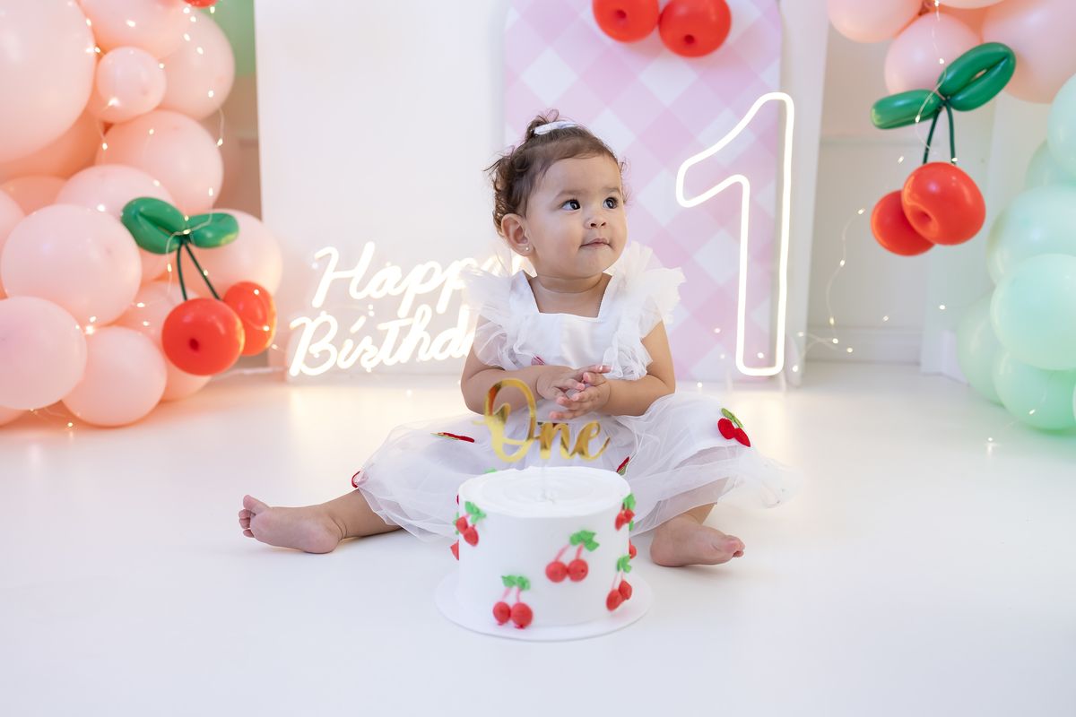 Ensaio smash the cake tema cerejinha - Fotografo em Londrina especializado em ensaios de aniversario e smash com bebês de 1 ano.