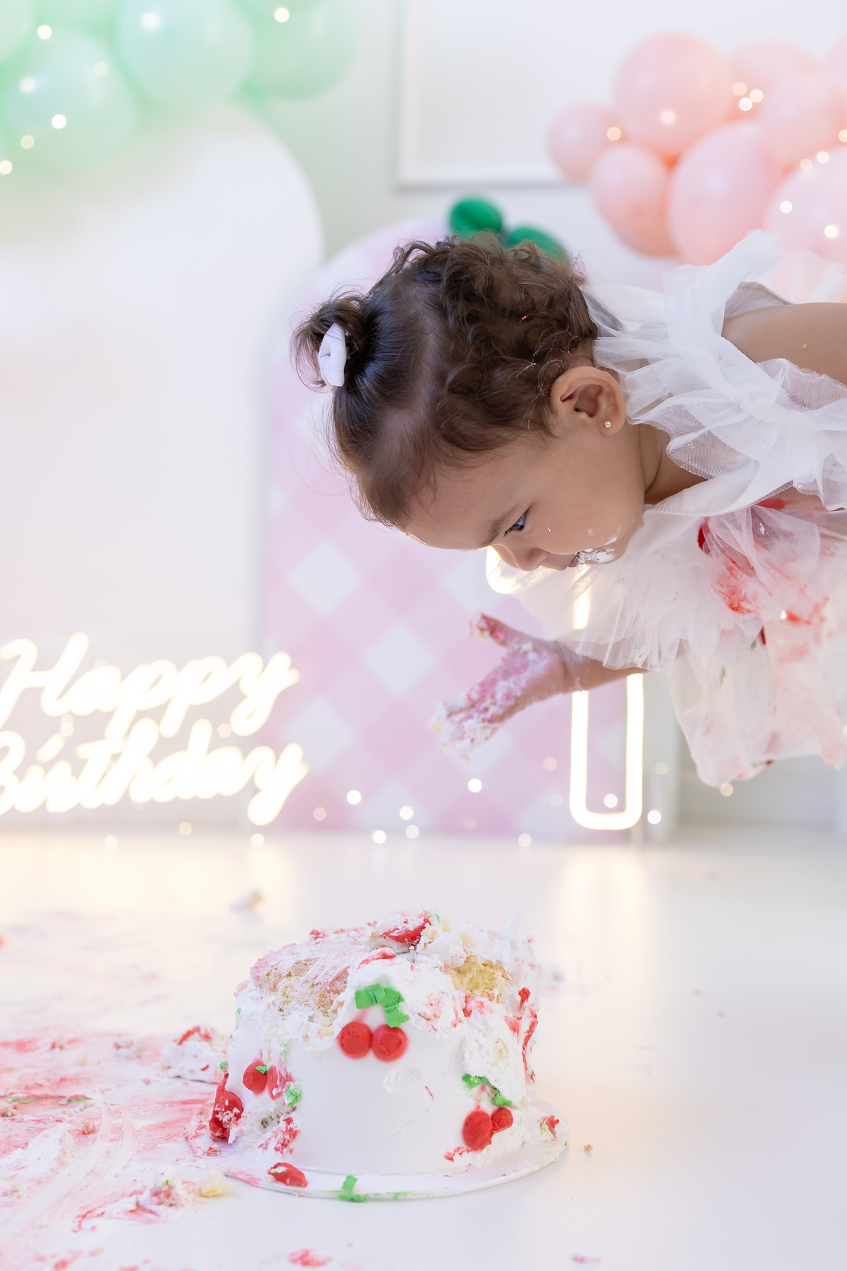 Ensaio smash the cake tema cerejinha - Fotografo em Londrina especializado em ensaios de aniversario e smash com bebês de 1 ano.