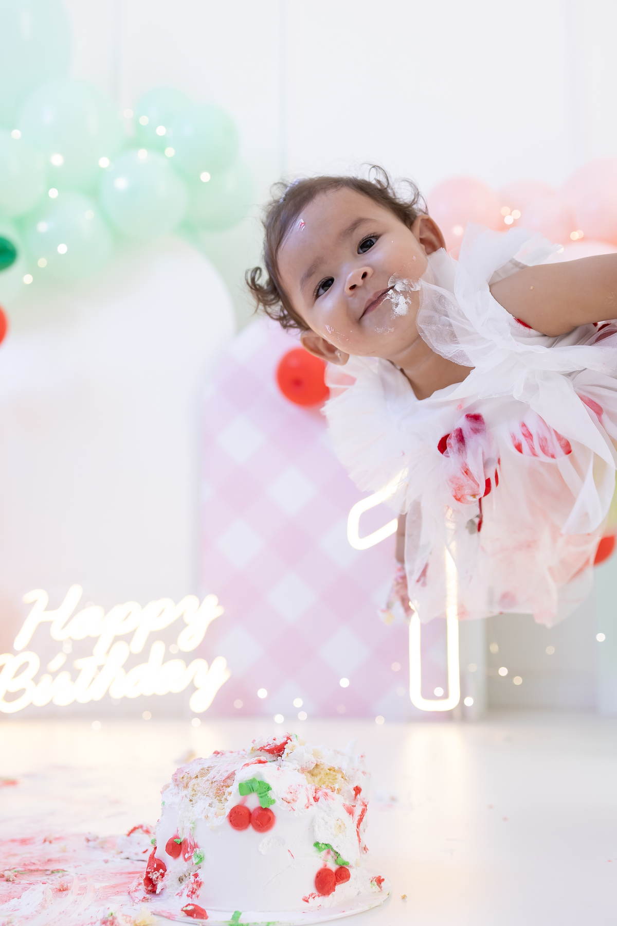 Ensaio smash the cake tema cerejinha - Fotografo em Londrina especializado em ensaios de aniversario e smash com bebês de 1 ano.