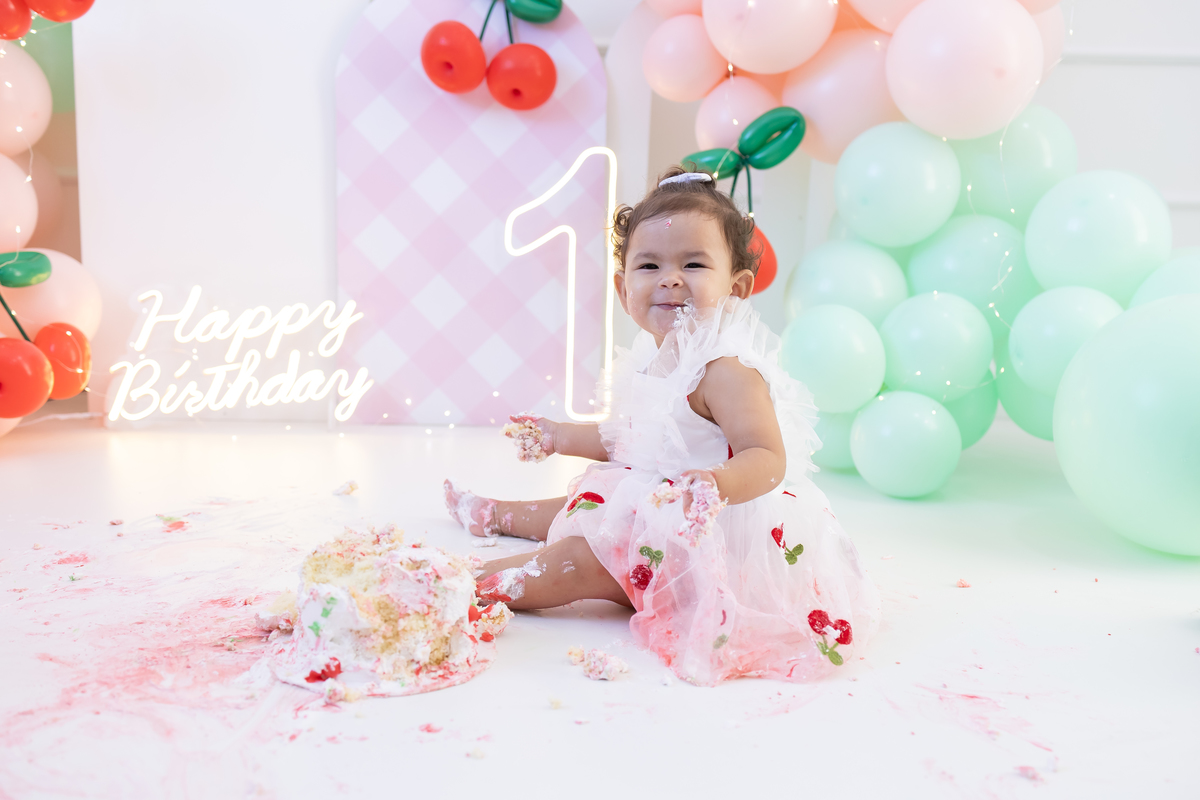 Ensaio smash the cake tema cerejinha - Fotografo em Londrina especializado em ensaios de aniversario e smash com bebês de 1 ano.