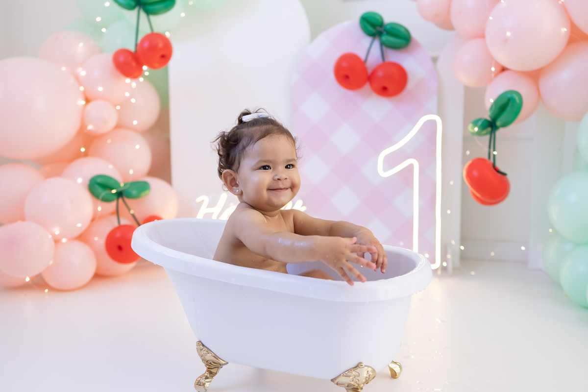 Ensaio smash the cake tema cerejinha - Fotografo em Londrina especializado em ensaios de aniversario e smash com bebês de 1 ano.