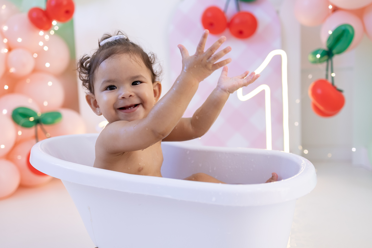 Ensaio smash the cake tema cerejinha - Fotografo em Londrina especializado em ensaios de aniversario e smash com bebês de 1 ano.