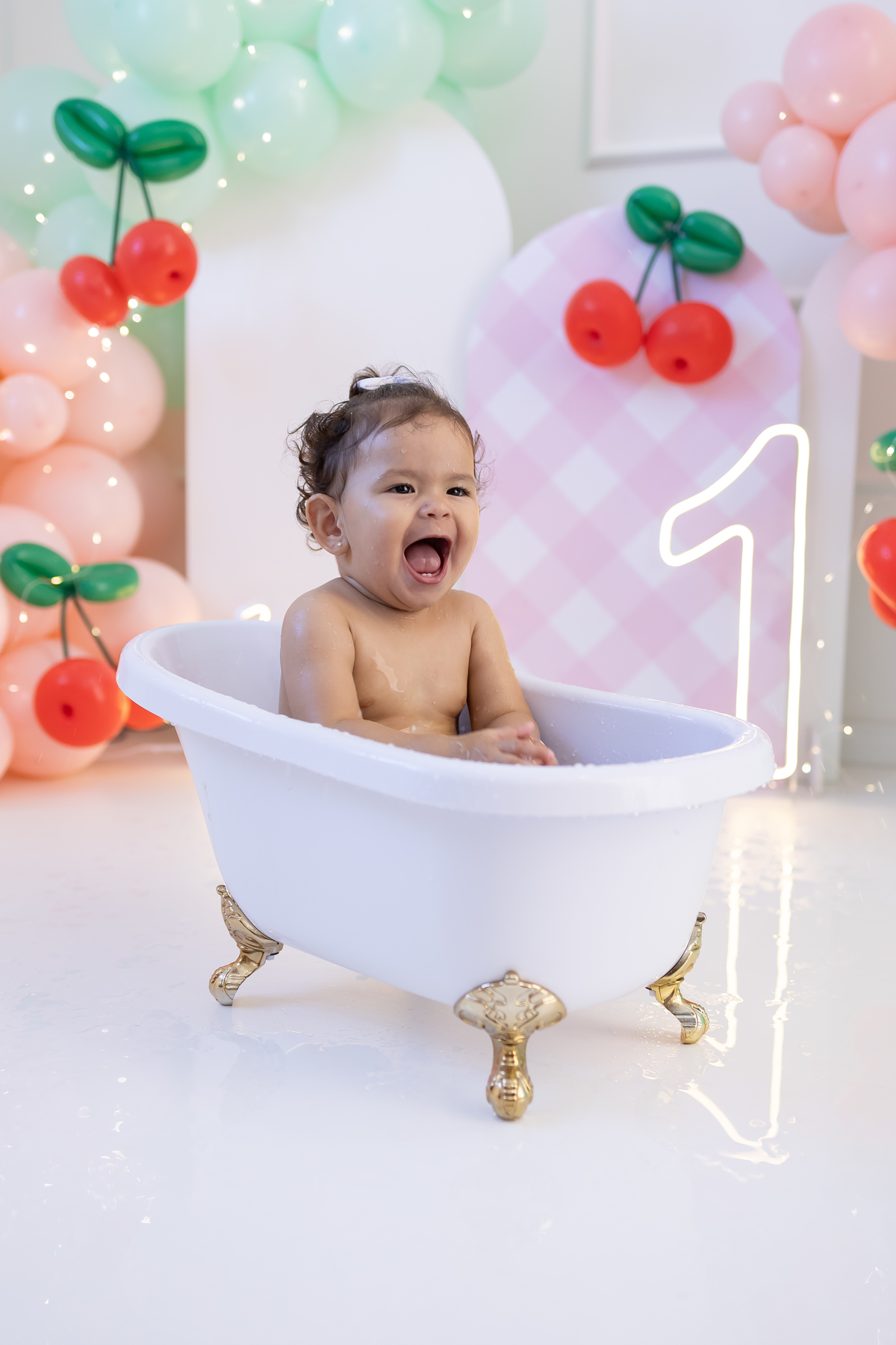 Ensaio smash the cake tema cerejinha - Fotografo em Londrina especializado em ensaios de aniversario e smash com bebês de 1 ano.