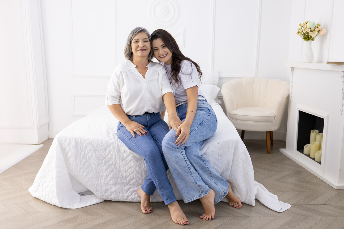ensaio de dia das mães, cenário cama, leve, aconchegante e atemporal, dentro do conforto do nosso estudio. fotografa em Londrina-Pr especializada em ensaios de família. Estúdio Gy fotografia