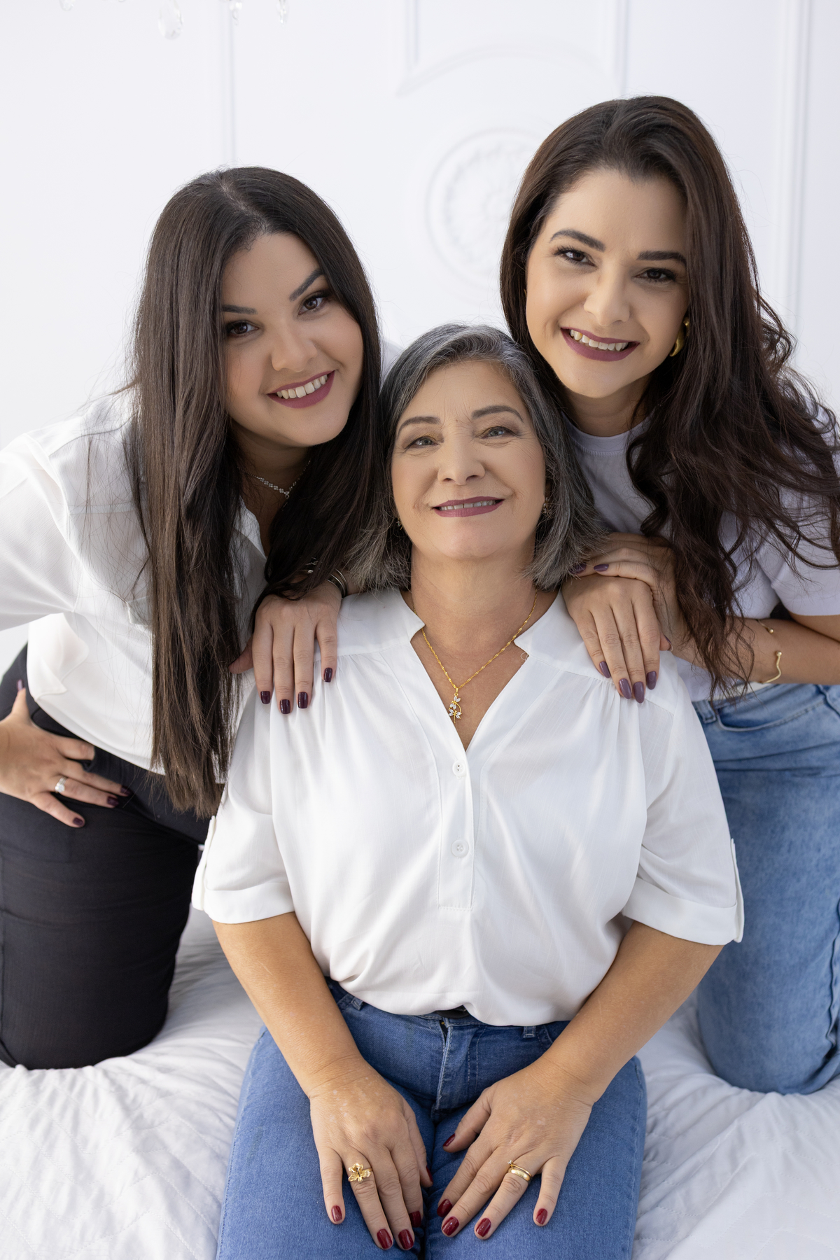 ensaio de dia das mães, cenário cama, leve, aconchegante e atemporal, dentro do conforto do nosso estudio. fotografa em Londrina-Pr especializada em ensaios de família. Estúdio Gy fotografia
