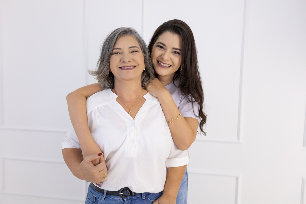 ensaio de dia das mães, cenário cama, leve, aconchegante e atemporal, dentro do conforto do nosso estudio. fotografa em Londrina-Pr especializada em ensaios de família. Estúdio Gy fotografia