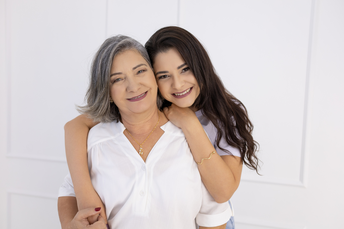 ensaio de dia das mães, cenário cama, leve, aconchegante e atemporal, dentro do conforto do nosso estudio. fotografa em Londrina-Pr especializada em ensaios de família. Estúdio Gy fotografia