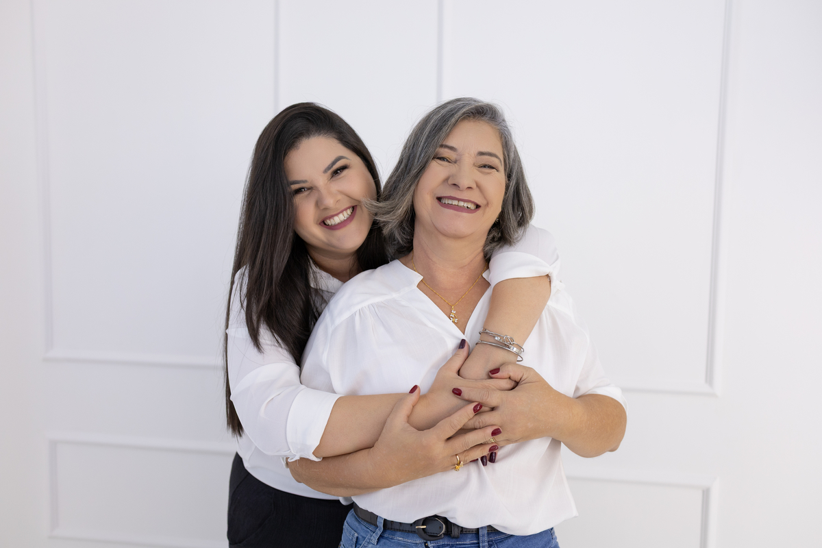 ensaio de dia das mães, cenário cama, leve, aconchegante e atemporal, dentro do conforto do nosso estudio. fotografa em Londrina-Pr especializada em ensaios de família. Estúdio Gy fotografia