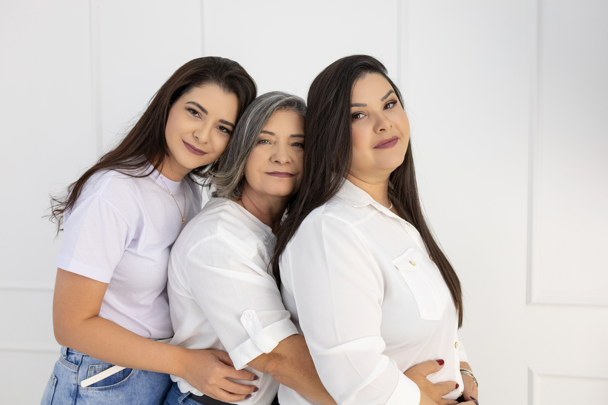 ensaio de dia das mães, cenário cama, leve, aconchegante e atemporal, dentro do conforto do nosso estudio. fotografa em Londrina-Pr especializada em ensaios de família. Estúdio Gy fotografia