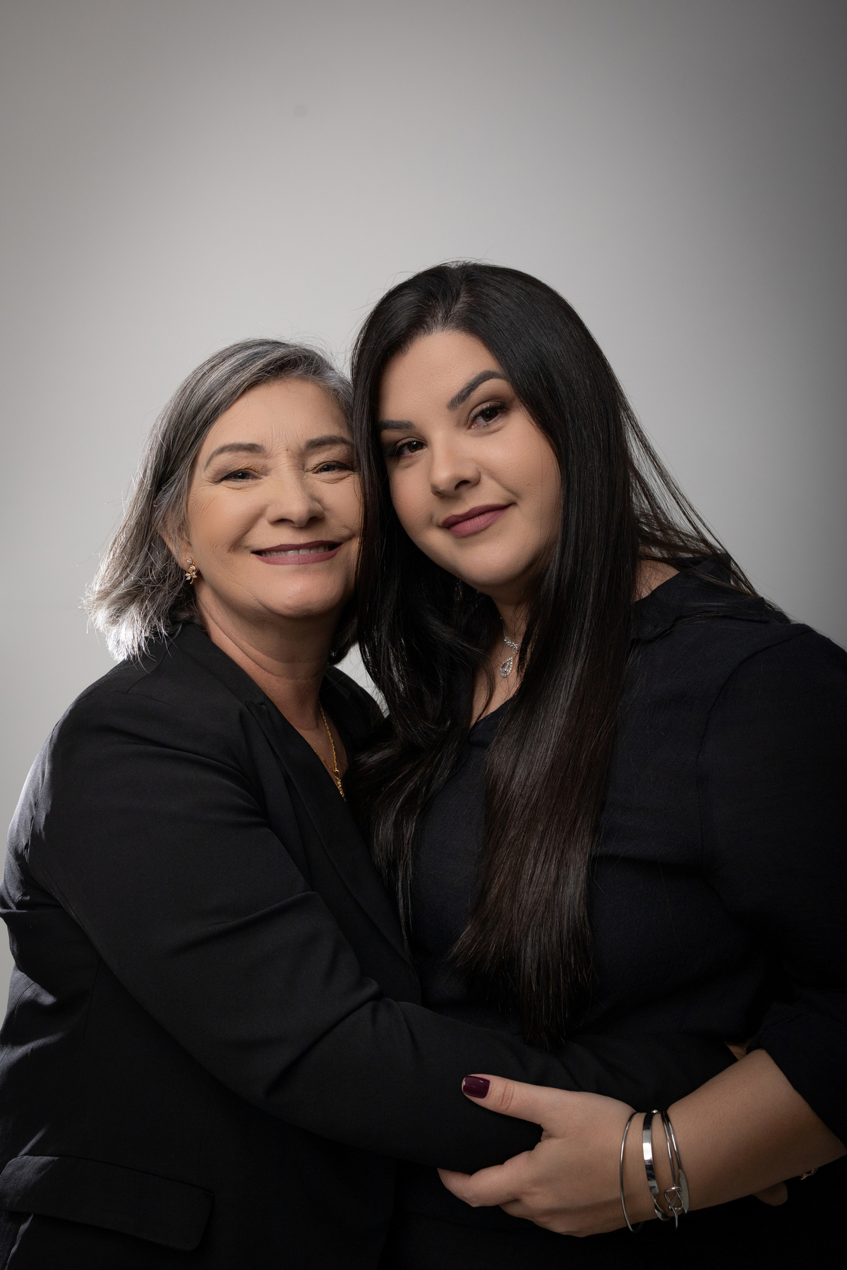 ensaio de dia das mães, fundo infinito branco, minimalista e moderno. fotografa em Londrina-Pr especializada em ensaios de família. Estúdio Gy fotografia