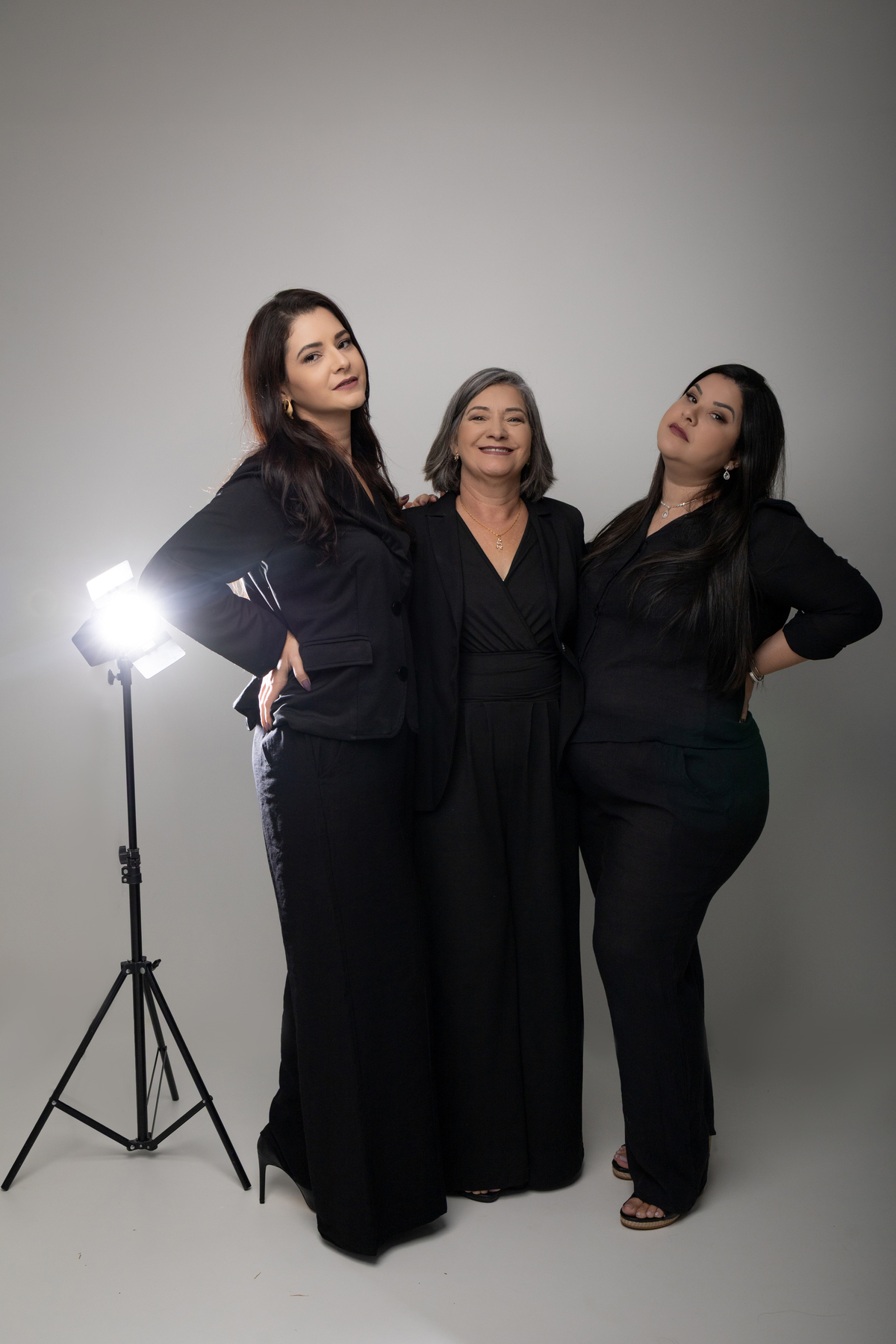 ensaio de dia das mães, fundo infinito branco, minimalista e moderno. fotografa em Londrina-Pr especializada em ensaios de família. Estúdio Gy fotografia