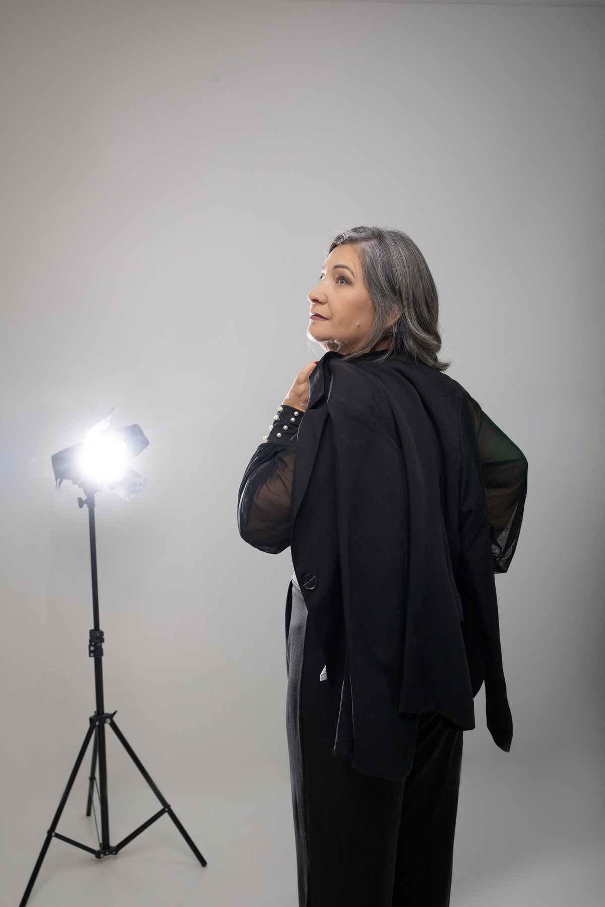 ensaio de dia das mães, fundo infinito branco, minimalista e moderno. fotografa em Londrina-Pr especializada em ensaios de família. Estúdio Gy fotografia