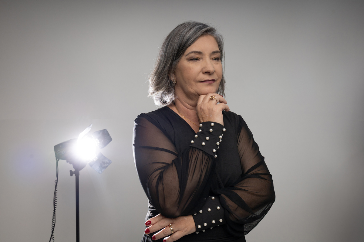 ensaio de dia das mães, fundo infinito branco, minimalista e moderno. fotografa em Londrina-Pr especializada em ensaios de família. Estúdio Gy fotografia