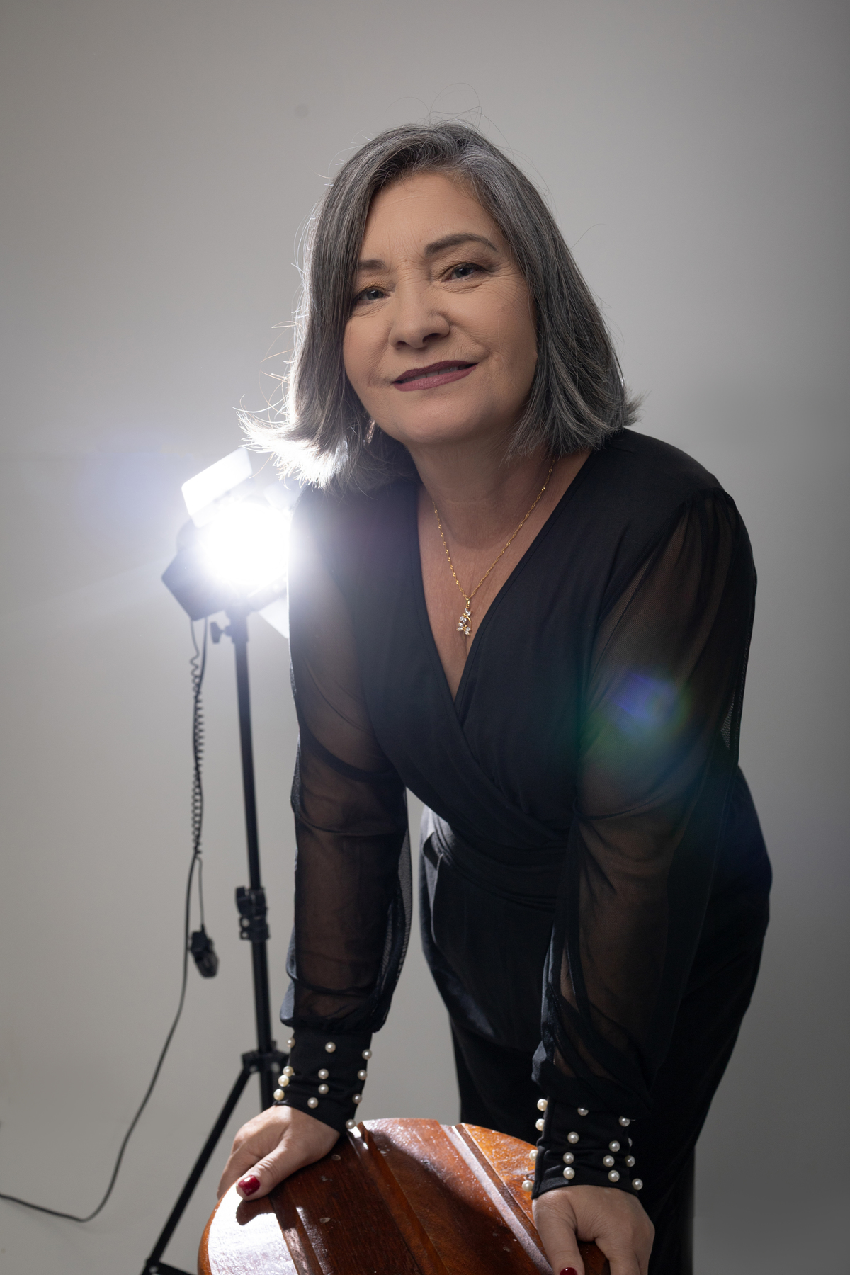 ensaio de dia das mães, fundo infinito branco, minimalista e moderno. fotografa em Londrina-Pr especializada em ensaios de família. Estúdio Gy fotografia