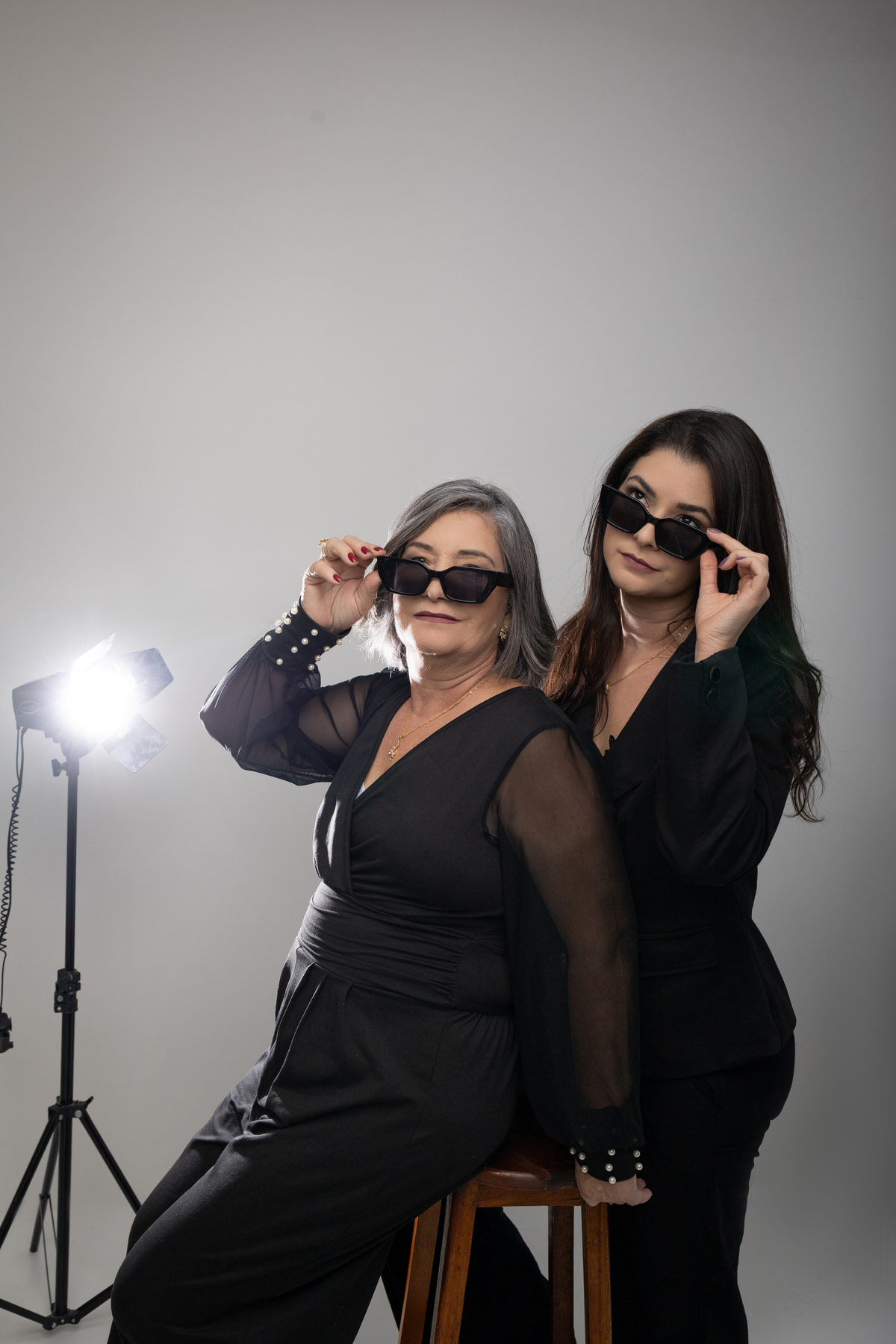 ensaio de dia das mães, fundo infinito branco, minimalista e moderno. fotografa em Londrina-Pr especializada em ensaios de família. Estúdio Gy fotografia