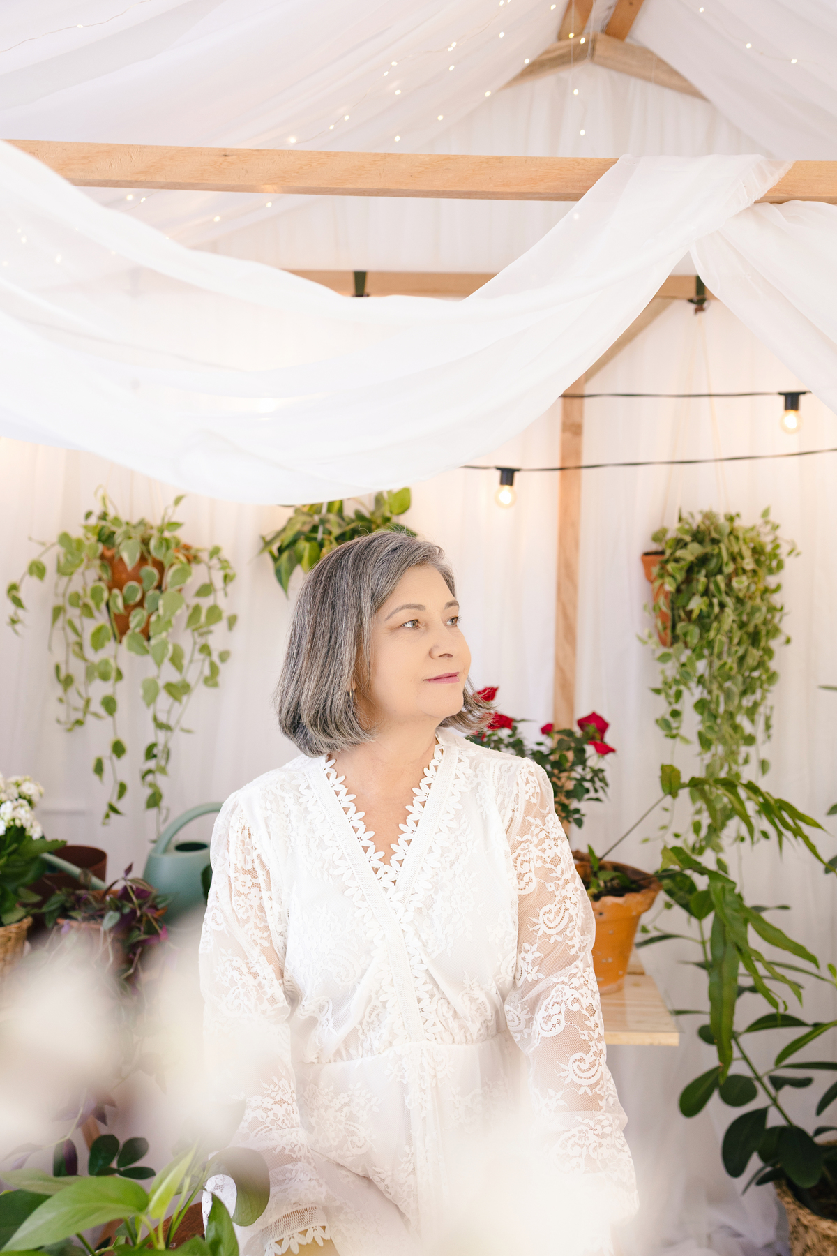 ensaio de dia das mães, cenário estufa com plantas naturais dentro do estudio. fotografa em Londrina-pr especializada em ensaios de familia. Estúdio Gy fotografia