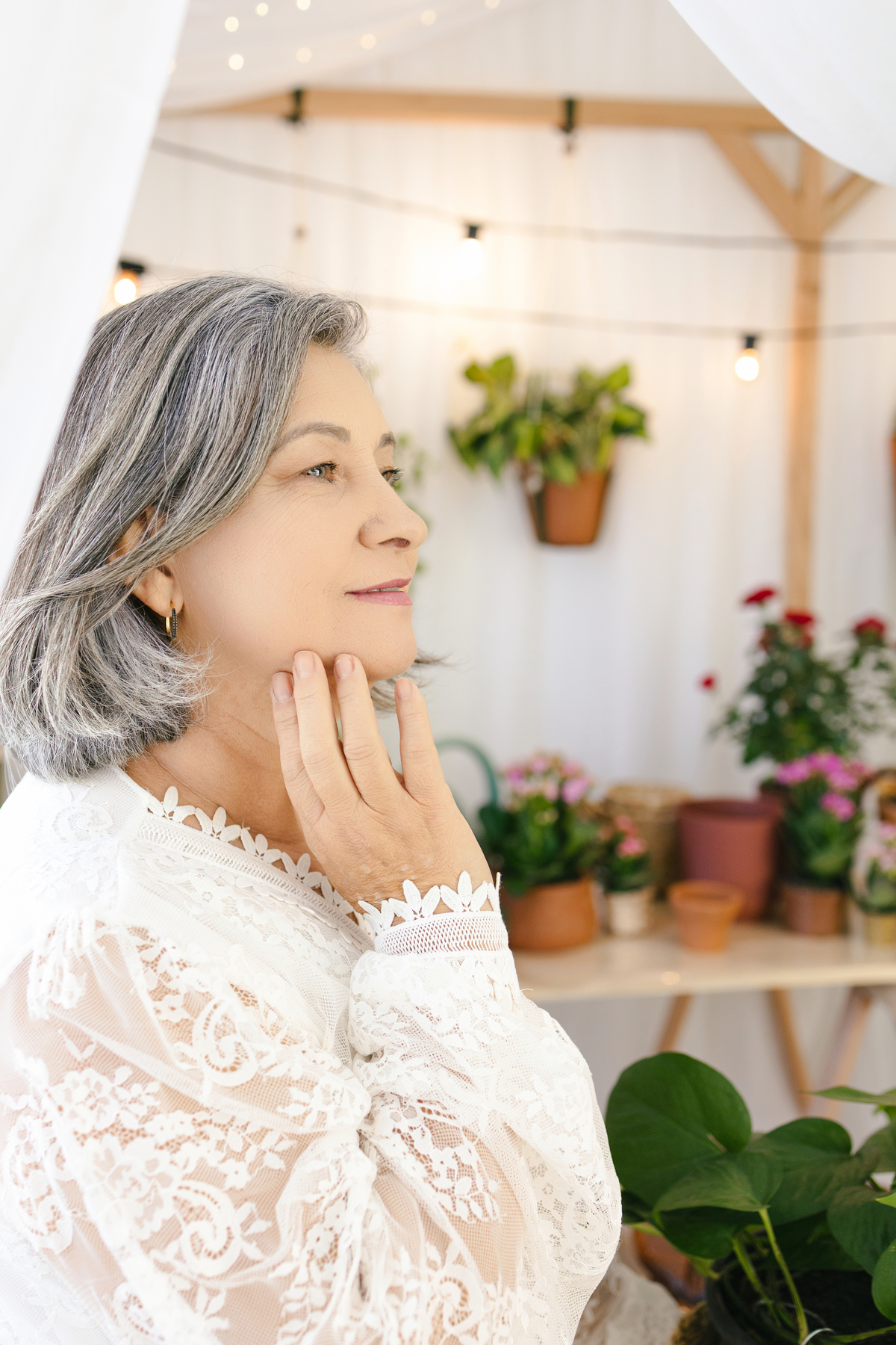 ensaio de dia das mães, cenário estufa com plantas naturais dentro do estudio. fotografa em Londrina-pr especializada em ensaios de familia. Estúdio Gy fotografia