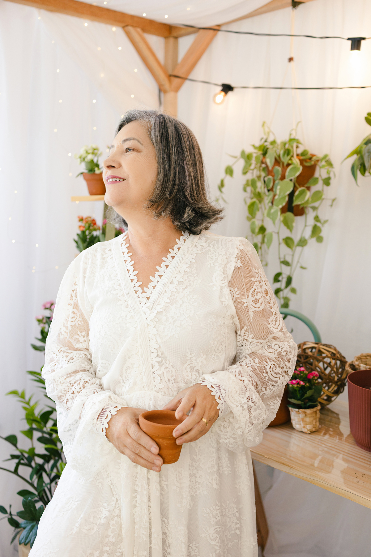 ensaio de dia das mães, cenário estufa com plantas naturais dentro do estudio. fotografa em Londrina-pr especializada em ensaios de familia. Estúdio Gy fotografia