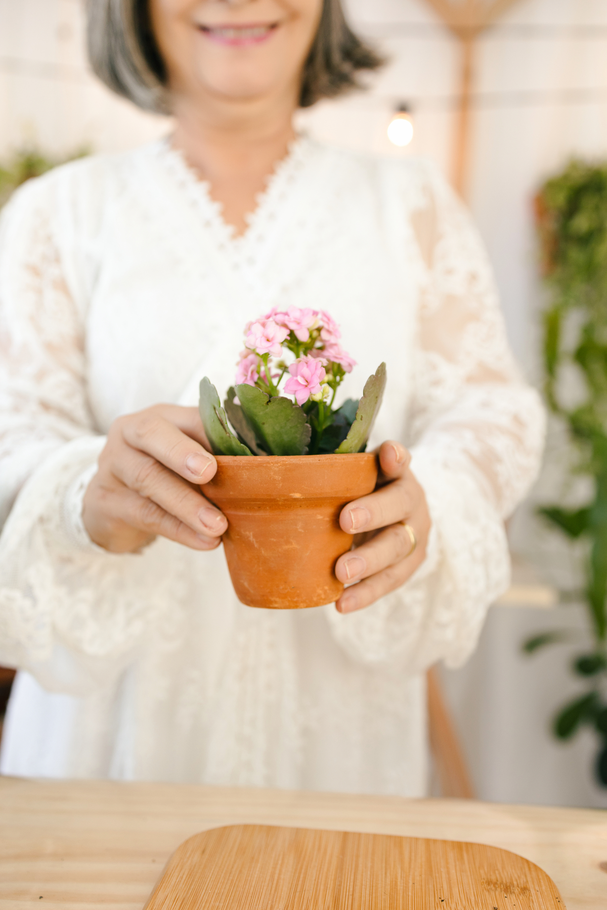 ensaio de dia das mães, cenário estufa com plantas naturais dentro do estudio. fotografa em Londrina-pr especializada em ensaios de familia. Estúdio Gy fotografia