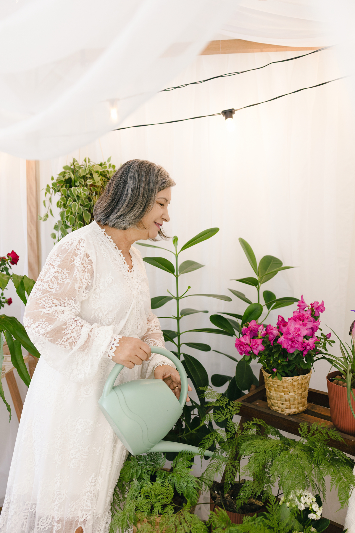 ensaio de dia das mães, cenário estufa com plantas naturais dentro do estudio. fotografa em Londrina-pr especializada em ensaios de familia. Estúdio Gy fotografia