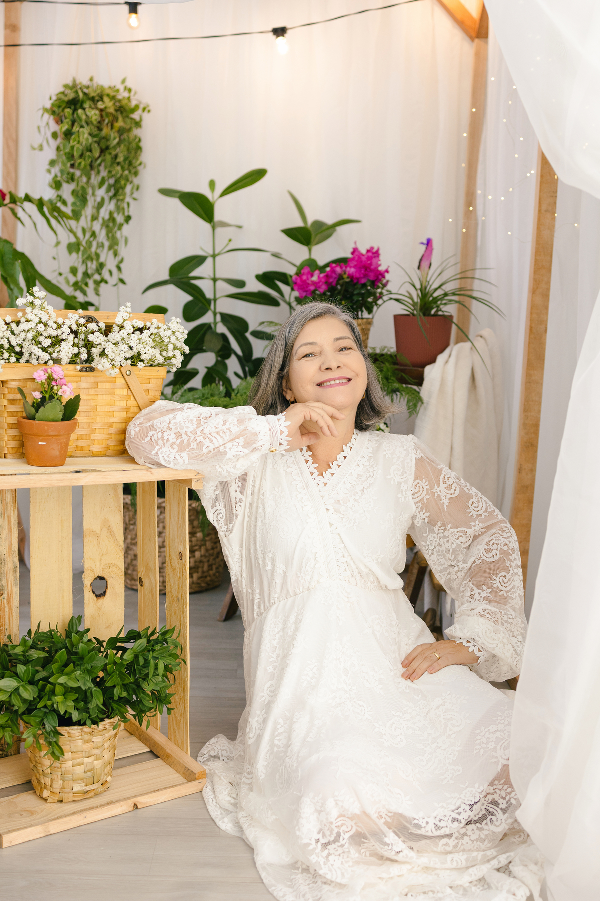 ensaio de dia das mães, cenário estufa com plantas naturais dentro do estudio. fotografa em Londrina-pr especializada em ensaios de familia. Estúdio Gy fotografia