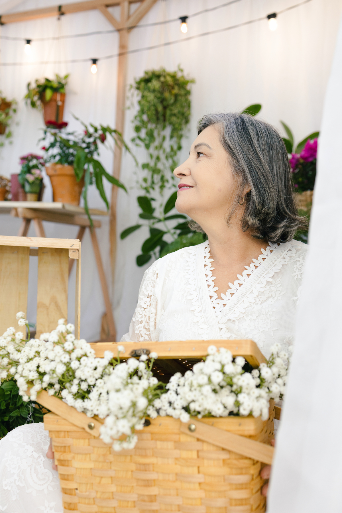 ensaio de dia das mães, cenário estufa com plantas naturais dentro do estudio. fotografa em Londrina-pr especializada em ensaios de familia. Estúdio Gy fotografia