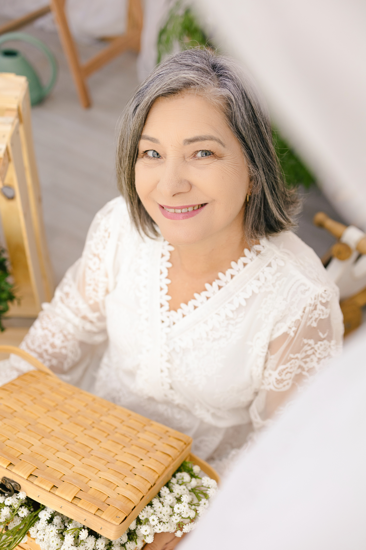 ensaio de dia das mães, cenário estufa com plantas naturais dentro do estudio. fotografa em Londrina-pr especializada em ensaios de familia. Estúdio Gy fotografia
