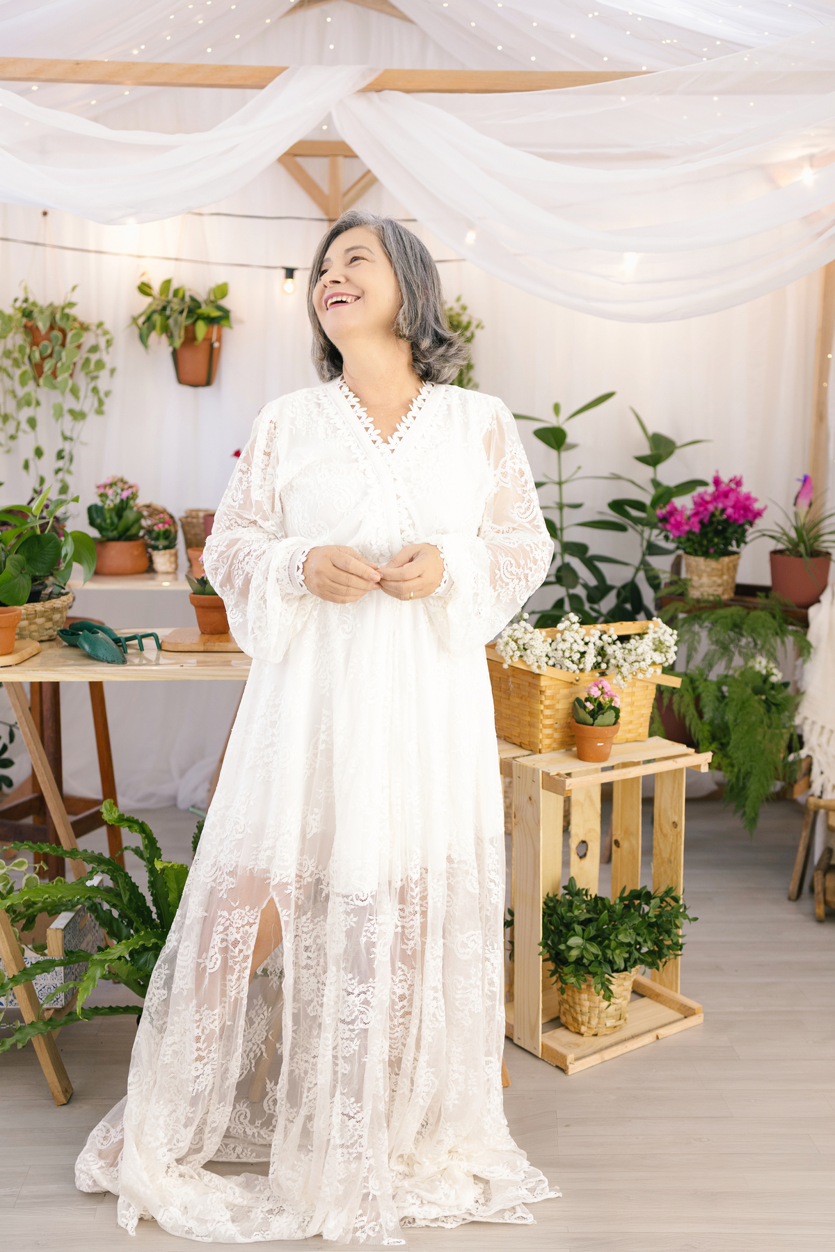 ensaio de dia das mães, cenário estufa com plantas naturais dentro do estudio. fotografa em Londrina-pr especializada em ensaios de familia. Estúdio Gy fotografia