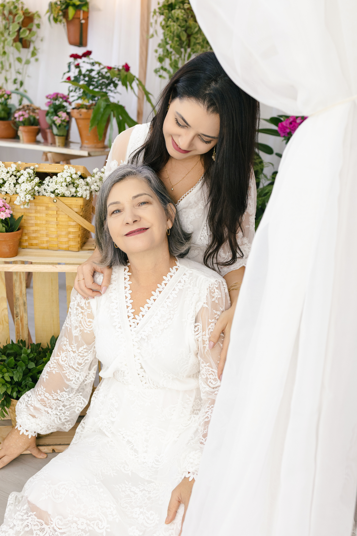 ensaio de dia das mães, cenário estufa com plantas naturais dentro do estudio. fotografa em Londrina-pr especializada em ensaios de familia. Estúdio Gy fotografia
