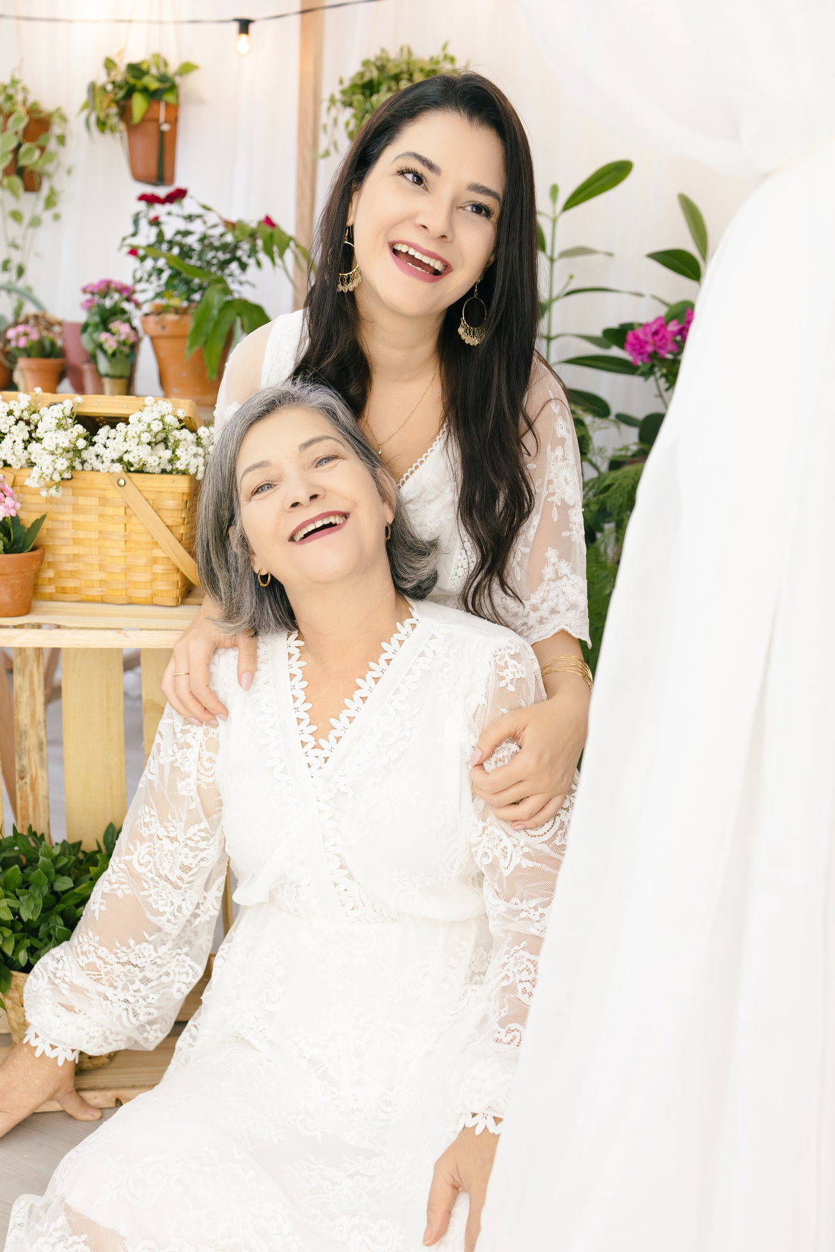 ensaio de dia das mães, cenário estufa com plantas naturais dentro do estudio. fotografa em Londrina-pr especializada em ensaios de familia. Estúdio Gy fotografia