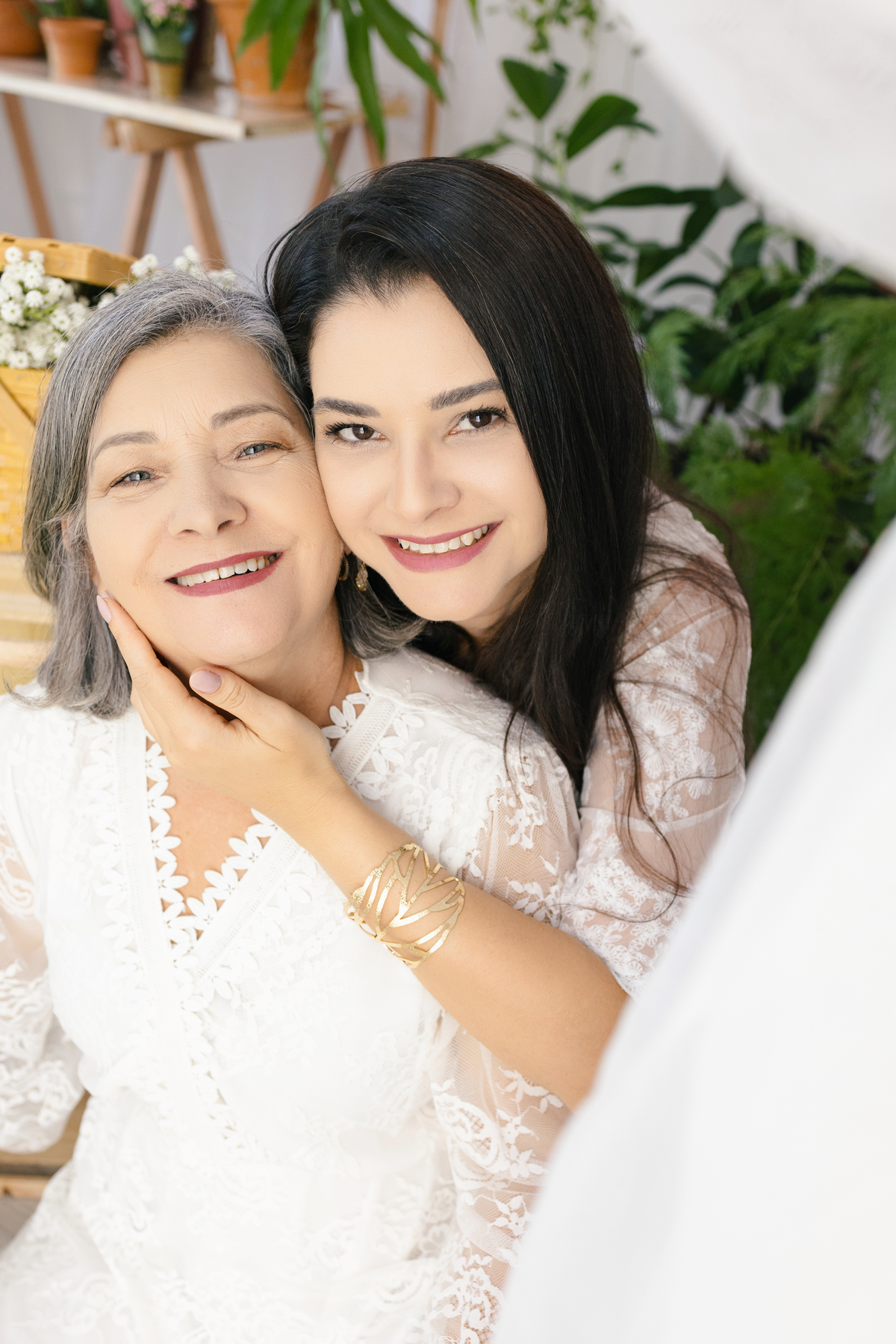ensaio de dia das mães, cenário estufa com plantas naturais dentro do estudio. fotografa em Londrina-pr especializada em ensaios e familia. Estúdio Gy fotografia