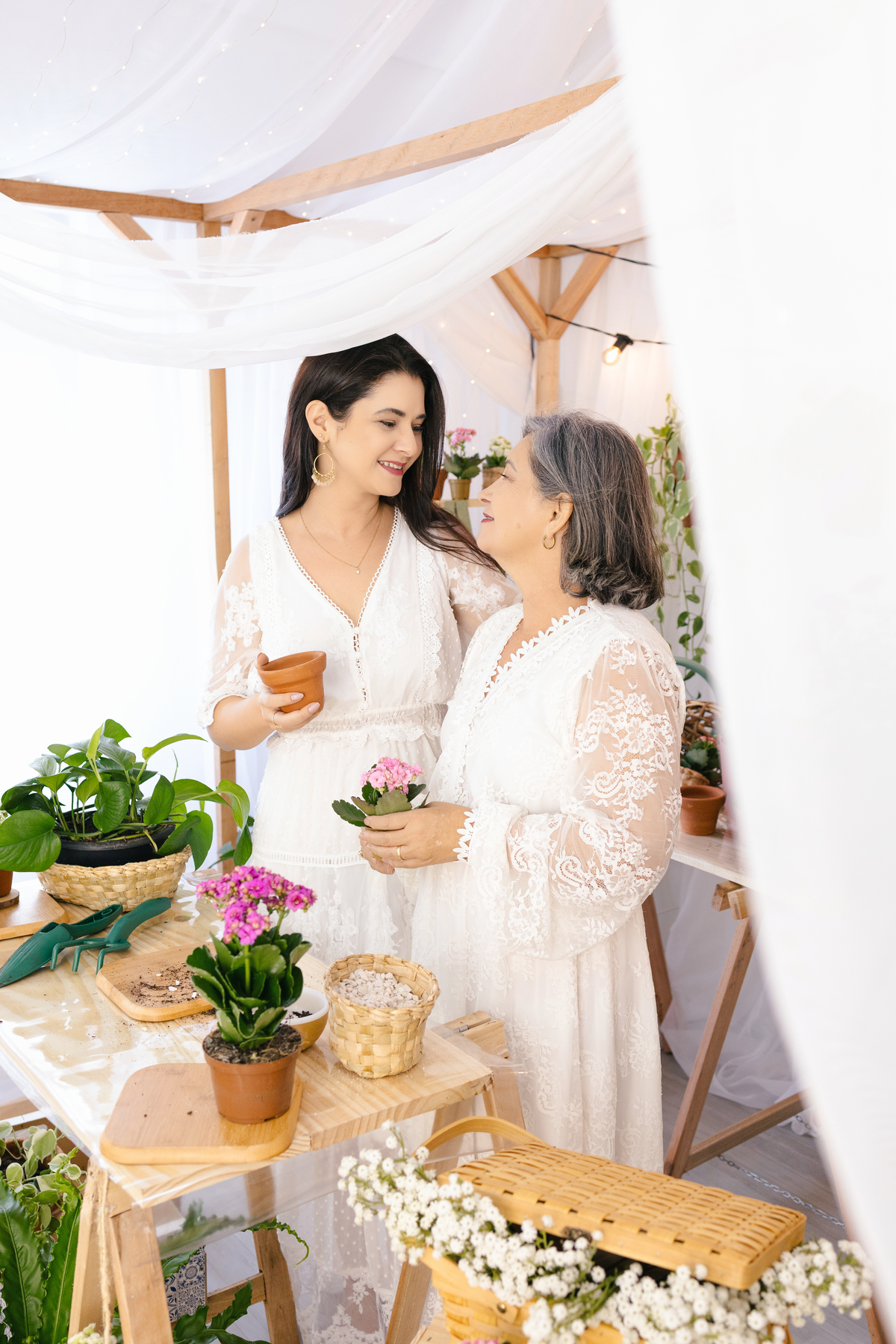 ensaio de dia das mães, cenário estufa com plantas naturais dentro do estudio. fotografa em Londrina-pr especializada em ensaios de familia. Estúdio Gy fotografia