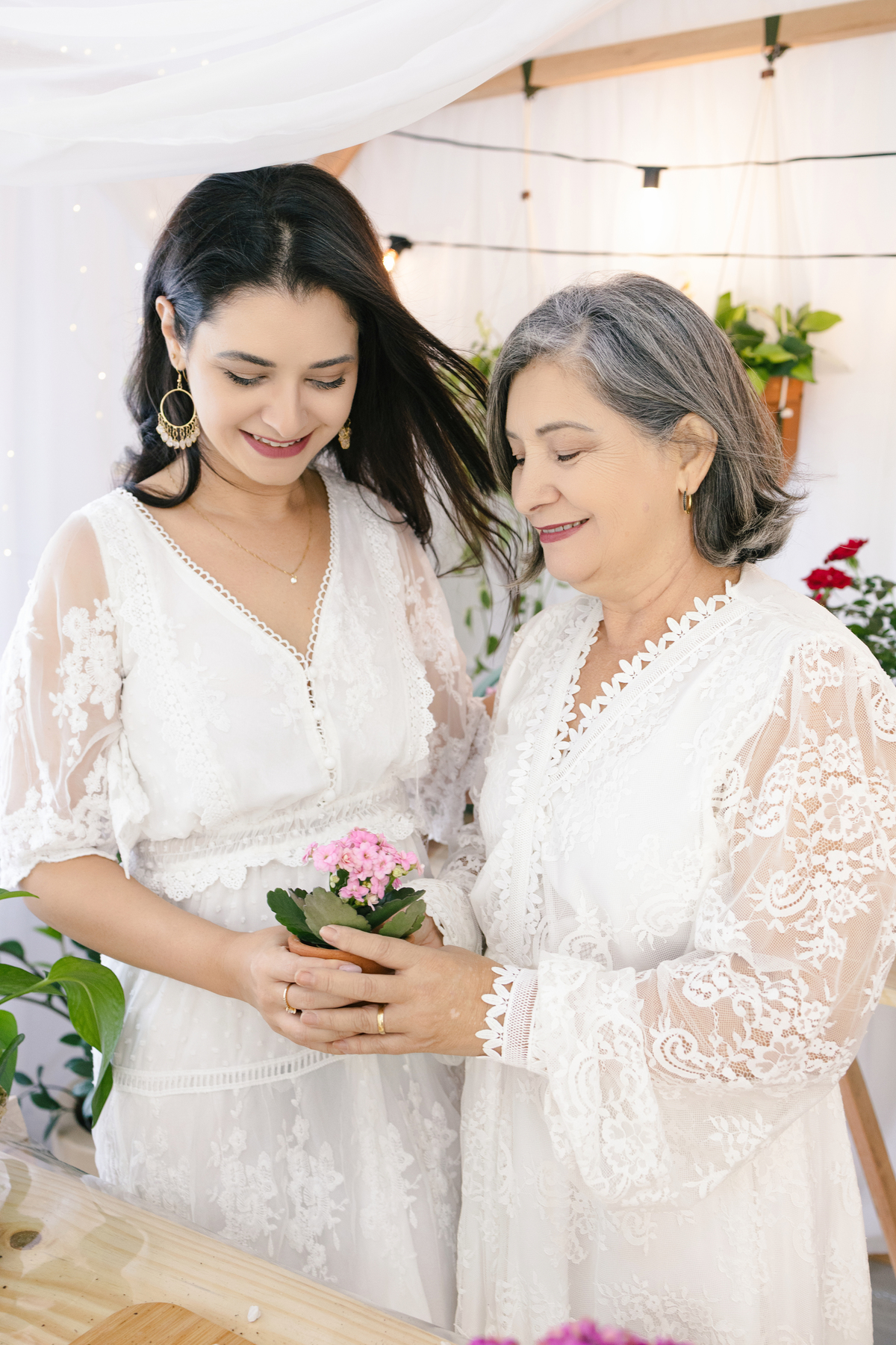 ensaio de dia das mães, cenário estufa com plantas naturais dentro do estudio. fotografa em Londrina-pr especializada em ensaios de familia. Estúdio Gy fotografia