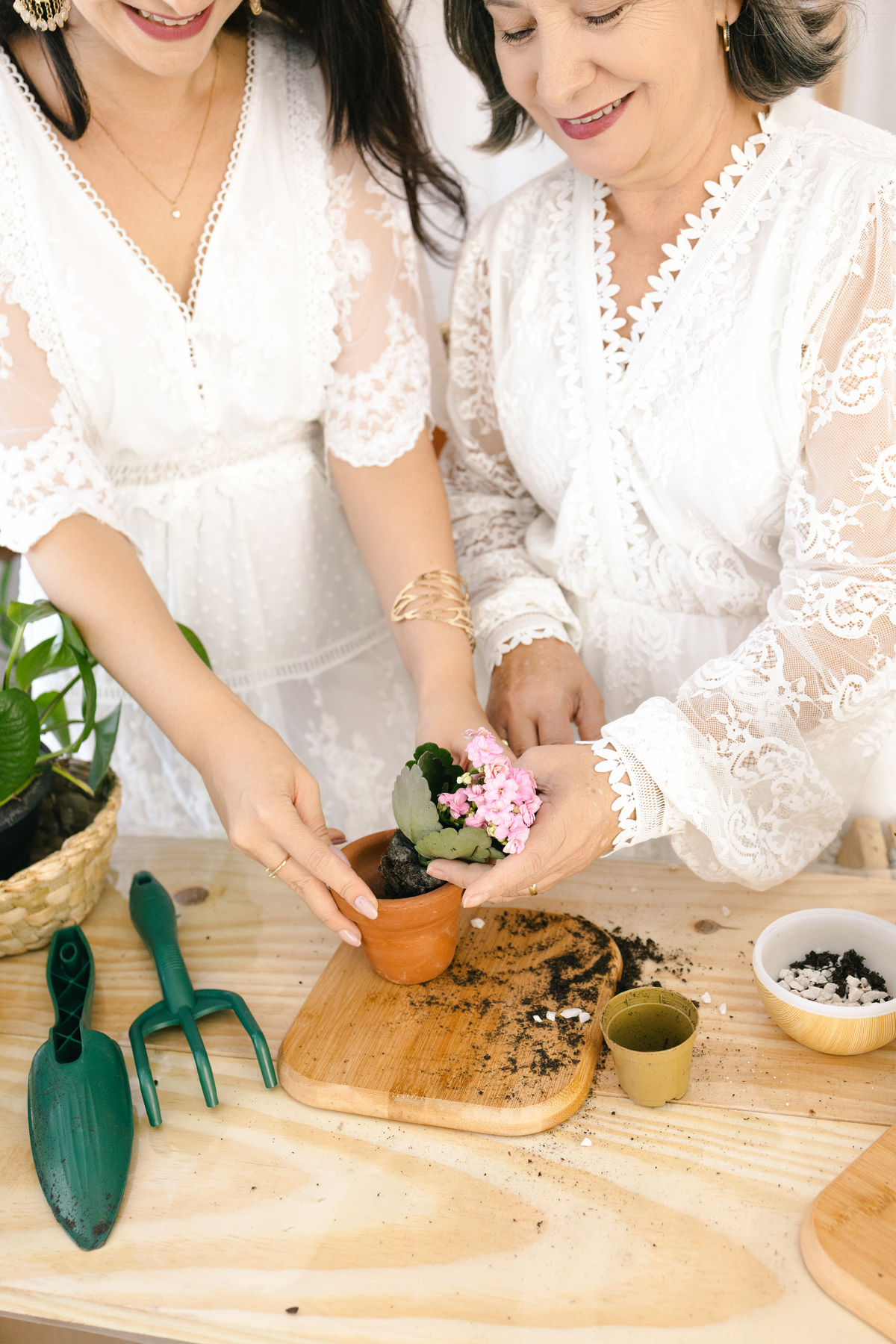 Ensaio de dia das mães, cenário estufa com plantas naturais dentro do estudio. fotografa em Londrina-Pr especializada em ensaios de família. Estúdio Gy fotografia