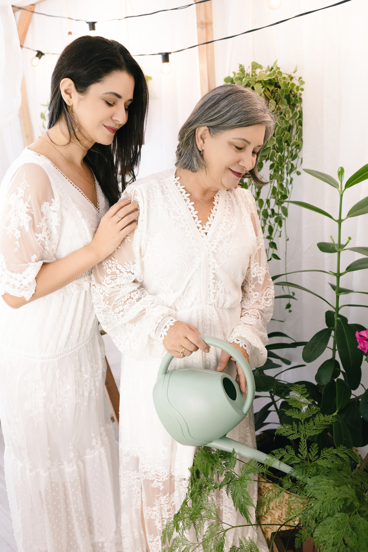 Ensaio de dia das mães, cenário estufa com plantas naturais dentro do estudio. fotografa em Londrina-Pr especializada em ensaios de família. Estúdio Gy fotografia