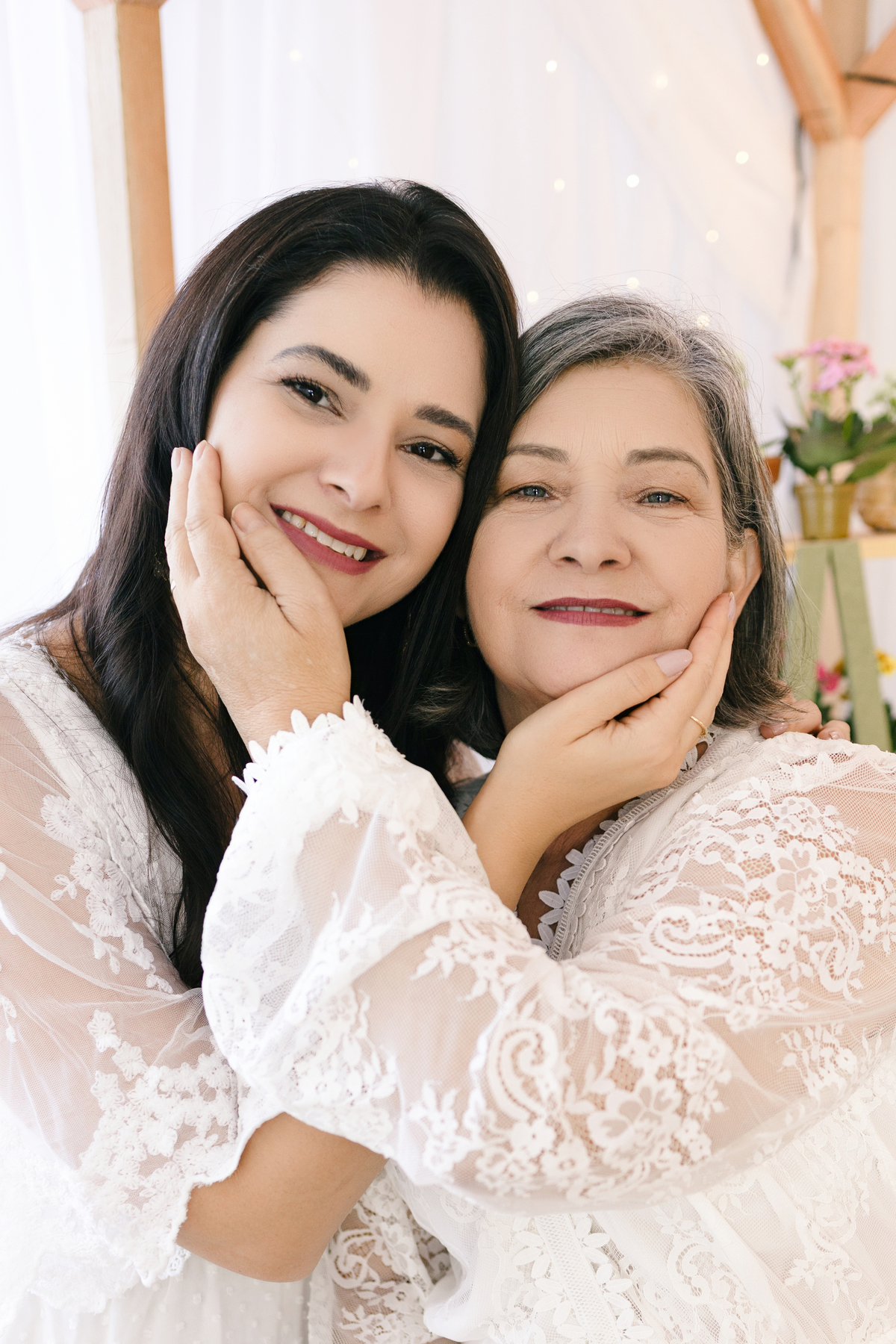 Ensaio de dia das mães, cenário estufa com plantas naturais dentro do estudio. fotografa em Londrina-Pr especializada em ensaios de família. Estúdio Gy fotografia