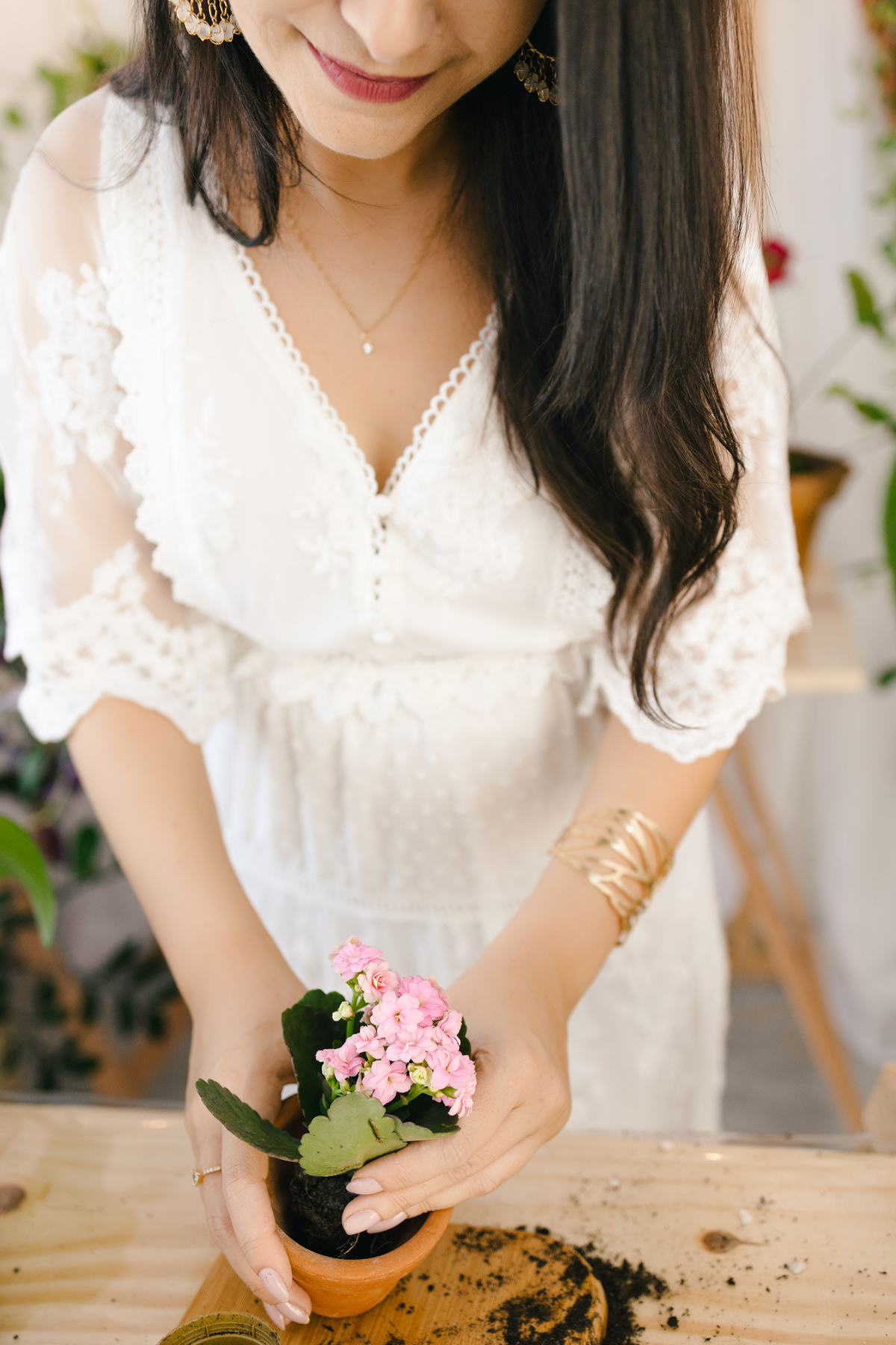 Ensaio de dia das mães, cenário estufa com plantas naturais dentro do estudio. fotografa em Londrina-Pr especializada em ensaios de família. Estúdio Gy fotografia