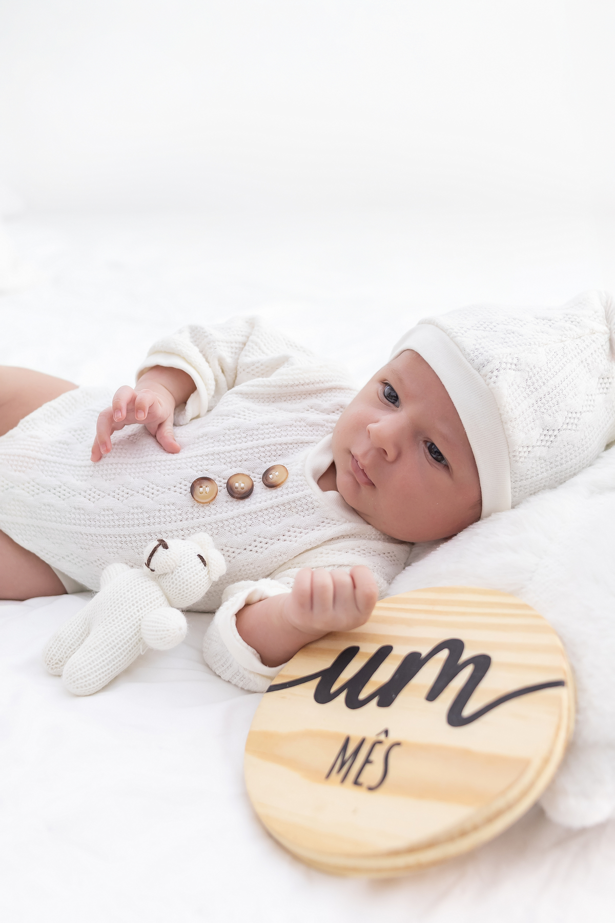 ensaio acompanhamento do bebe no estudio. fotografa especializada em ensaios de bebe em estudio em londrina-Pr