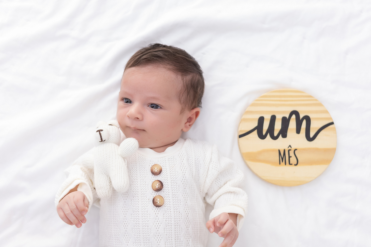 ensaio acompanhamento do bebe no estudio. fotografa especializada em ensaios de bebe em estudio em londrina-Pr