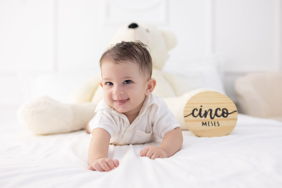 Ensaio de acompanhamento do bebê, mesversário. ensaio de 5 meses.. fotografo em londrina especializado em ensaios de bebês.