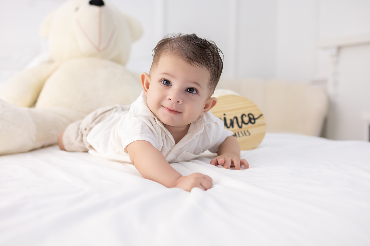 Ensaio de acompanhamento do bebê, mesversário. ensaio de 5 meses.. fotografo em londrina especializado em ensaios de bebês.
