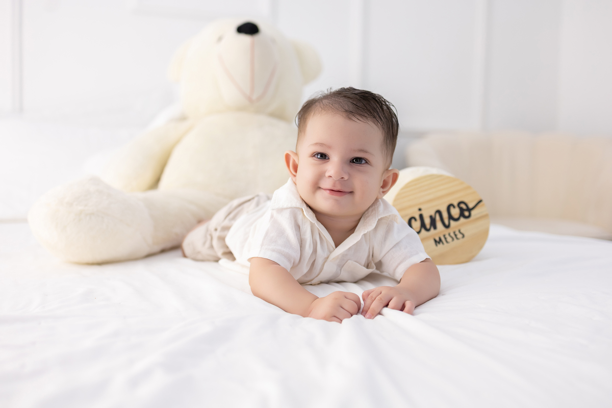 Ensaio de acompanhamento do bebê, mesversário. ensaio de 5 meses.. fotografo em londrina especializado em ensaios de bebês.