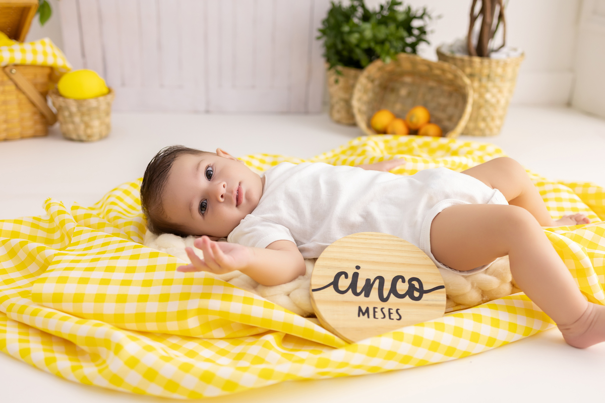 Ensaio de acompanhamento do bebê, mesversário. ensaio de 5 meses.. fotografo em londrina especializado em ensaios de bebês.