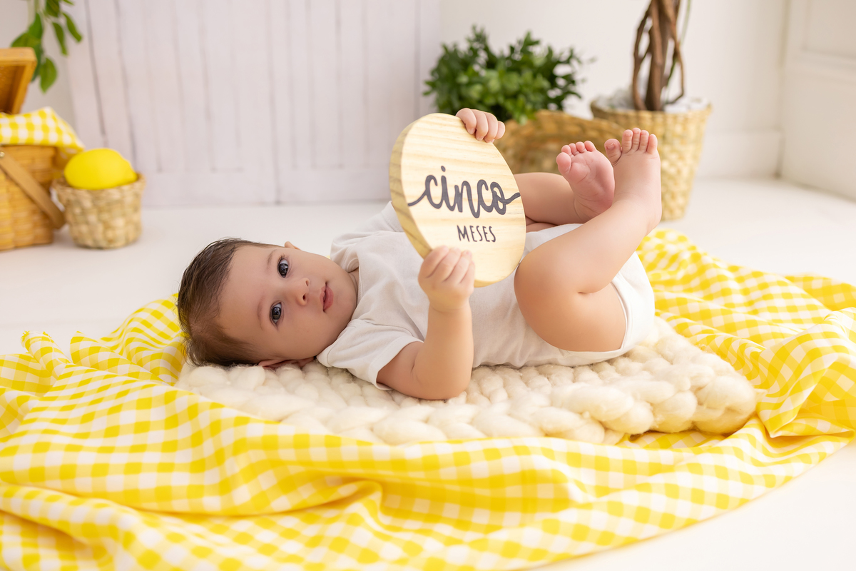 Ensaio de acompanhamento do bebê, mesversário. ensaio de 5 meses.. fotografo em londrina especializado em ensaios de bebês.